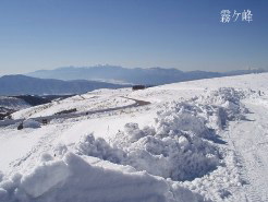 霧ケ峰の正面の山が諏訪大社の上社・ご神体,守屋山